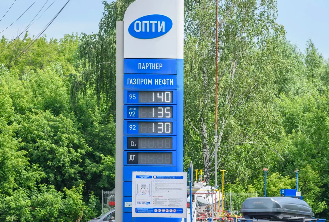 Фото «Ждём бензина четыре дня». На АЗС в Новосибирске образовался пятничный коллапс – цены на топливо взлетели до 170 рублей 3